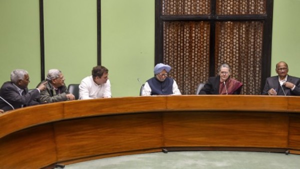 कांग्रेस भले बर्बाद हो जाए लेकिन इसे संभालेंगे सिर्फ सोनिया और राहुल ही! कांग्रेस भले बर्बाद हो जाए लेकिन इसे संभालेंगे सिर्फ सोनिया और राहुल ही!
