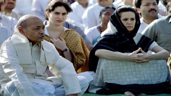कांग्रेस भले बर्बाद हो जाए लेकिन इसे संभालेंगे सिर्फ सोनिया और राहुल ही! कांग्रेस भले बर्बाद हो जाए लेकिन इसे संभालेंगे सिर्फ सोनिया और राहुल ही!