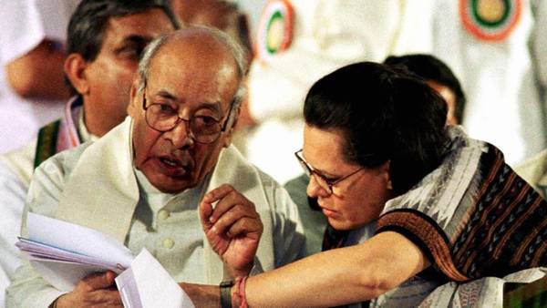 कांग्रेस भले बर्बाद हो जाए लेकिन इसे संभालेंगे सिर्फ सोनिया और राहुल ही! कांग्रेस भले बर्बाद हो जाए लेकिन इसे संभालेंगे सिर्फ सोनिया और राहुल ही!
