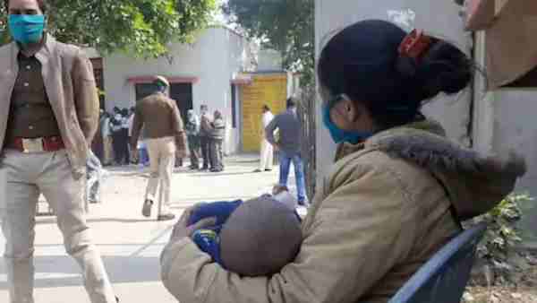 7 महीने की बेटी को लेकर पहुंची मतदान केंद्र