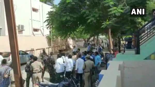 YSRCP, Yuvajana Sramika Rythu Congress Party, tdp, Telugu Desam Party, ysrcp workers, tdp workers, andhra pradesh, clash between ysrcp and tdp worker, आंध्र प्रदेश, वाईएसआरसीपी, टीडीपी, आंध्र प्रदेश, तेलुगु देशम पार्टी, युवजन श्रमिक रायथु कांग्रेस पार्टी, वाईएसआरसीपी और टीडीपी कार्यकर्ताओं के बीच झड़प YSRCP, Yuvajana Sramika Rythu Congress Party, tdp, Telugu Desam Party, ysrcp workers, tdp workers, andhra pradesh, clash between ysrcp and tdp worker, आंध्र प्रदेश, वाईएसआरसीपी, टीडीपी, आंध्र प्रदेश, तेलुगु देशम पार्टी, युवजन श्रमिक रायथु कांग्रेस पार्टी, वाईएसआरसीपी और टीडीपी कार्यकर्ताओं के बीच झड़प