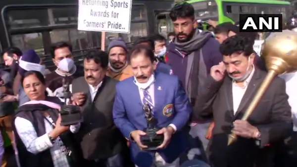 delhi police, delhi, farmers protest, sportsperson, Rashtrapati Bhavan, president, awards return by sportsperson, sportsperson in support of farmers, दिल्ली पुलिस, दिल्ली, राष्ट्रपति भवन, राष्ट्रपति, किसान, अवॉर्ड वापस करने चले खिलाड़ी delhi police, delhi, farmers protest, sportsperson, Rashtrapati Bhavan, president, awards return by sportsperson, sportsperson in support of farmers, दिल्ली पुलिस, दिल्ली, राष्ट्रपति भवन, राष्ट्रपति, किसान, अवॉर्ड वापस करने चले खिलाड़ी