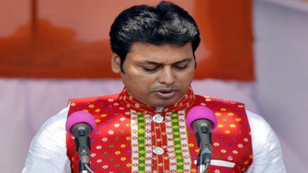 बेरोजगारों को पान की दुकान खोलने की सलाह देकर घिर गए बिप्लब देव
