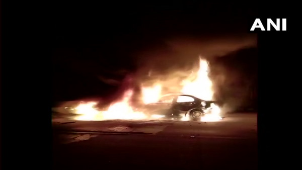 Five people burnt alive in road accident container and car collision on Yamuna Expressway Five people burnt alive in road accident container and car collision on Yamuna Expressway