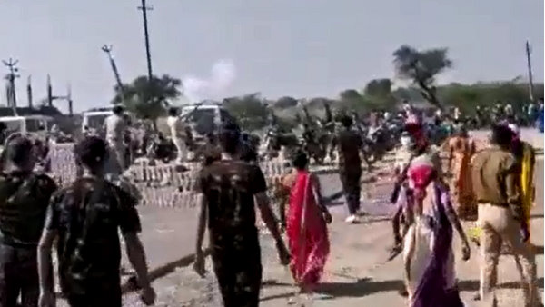 watch Video: Clash Between People and police over water crisis at bharuch district watch Video: Clash Between People and police over water crisis at bharuch district