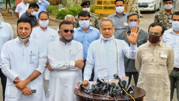 जिला परिषद के 636 वार्ड में से 353 वार्ड पर बीजेपी ने जीत दर्ज की है