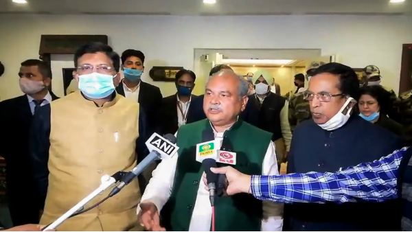 किसानों ने सरकार से बातचीत के दौरान अड़ियल रवैया बरकरार रखा
