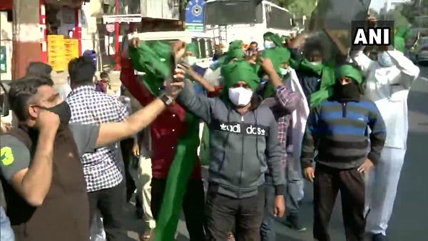 farmers protest in gujarat: Ex CM Shankersinh Vaghela Challo Dilli campaign, police stopped his supporters farmers protest in gujarat: Ex CM Shankersinh Vaghela Challo Dilli campaign, police stopped his supporters