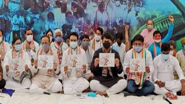 In support of farmers: Gujarat Congress holds dharna against new farm laws In support of farmers: Gujarat Congress holds dharna against new farm laws