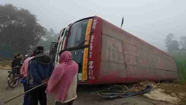 speeding truck hit roadways bus, 12 passengers have been injured speeding truck hit roadways bus, 12 passengers have been injured