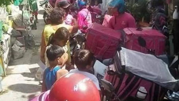 बच्ची अपनी दादी के साथ रहती है