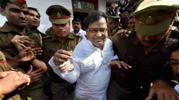 old notes and property papers found in the house of Gayatri prasad Prajapati in ED raid old notes and property papers found in the house of Gayatri prasad Prajapati in ED raid