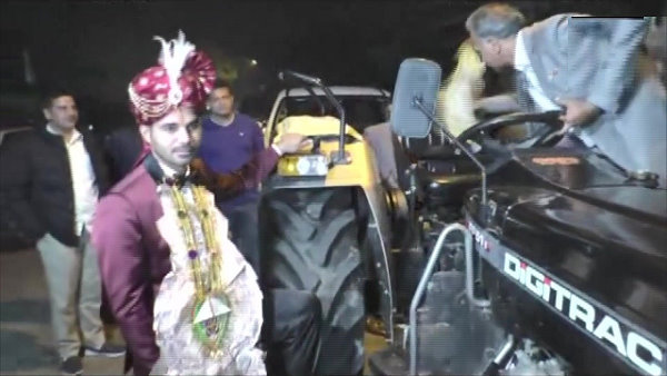 Karnal: a Groom leaves his luxury car and rides a tractor to his wedding venue to show support to farmers protest Karnal: a Groom leaves his luxury car and rides a tractor to his wedding venue to show support to farmers protest