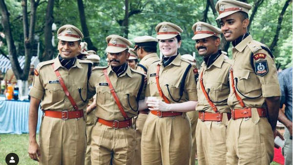 परेड का नेतृत्व करने वाली पहली महिला पुलिस अधिकारी