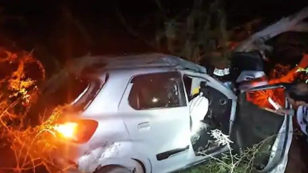 सिवनी में तेज रफ्तार कार टैंकर से टकराई, 5 लोगों की मौत सिवनी में तेज रफ्तार कार टैंकर से टकराई, 5 लोगों की मौत