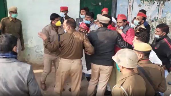 farmers protest samajwadi party workers into police custody in kannauj farmers protest samajwadi party workers into police custody in kannauj