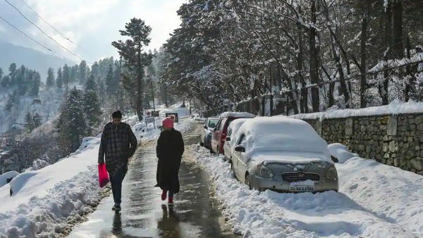 श्रीनगर में करीब एक इंच बर्फबारी हुई