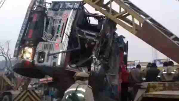 Truck overturns over Scorpio, many people died Truck overturns over Scorpio, many people died