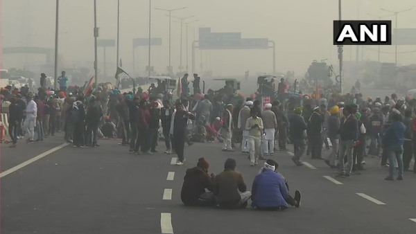 kisan andolan Protesting farmers block Delhi-Ghaziabad Ghazipur border completely kisan andolan Protesting farmers block Delhi-Ghaziabad Ghazipur border completely