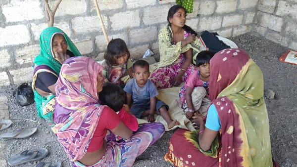 lions hunting a girl near the village in Gujarat, another girl saved her life by jumping in water tank lions hunting a girl near the village in Gujarat, another girl saved her life by jumping in water tank