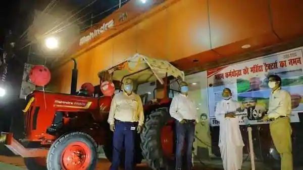 मेहनतकश किसान से प्रभावित होकर इनाम में ट्रैक्टर देने में घोषणा कर दी