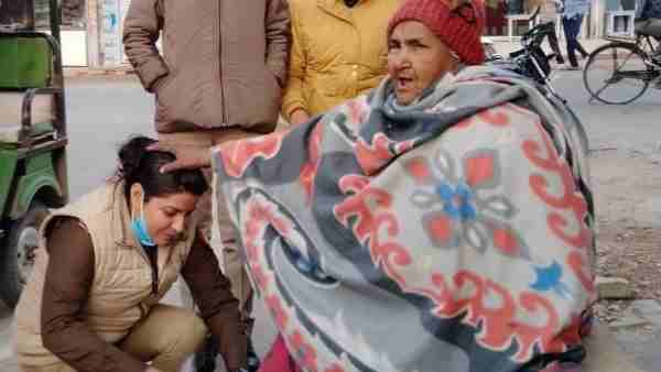 mainpuri: mahila thana sho ekta singh help poor lady pics goes viral mainpuri: mahila thana sho ekta singh help poor lady pics goes viral