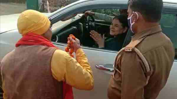 BJP MP Maneka Gandhi said to supporter I do not accept garland now BJP MP Maneka Gandhi said to supporter I do not accept garland now