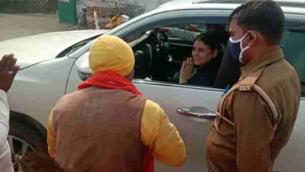 BJP MP Maneka Gandhi said to supporter I do not accept garland now BJP MP Maneka Gandhi said to supporter I do not accept garland now