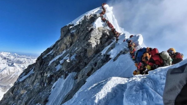 एवरेस्ट पर 'सीमा रेखा' बनाएगा चीन