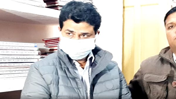 Meerut Excise Inspector Caught Red Handed Taking Bribe Meerut Excise Inspector Caught Red Handed Taking Bribe
