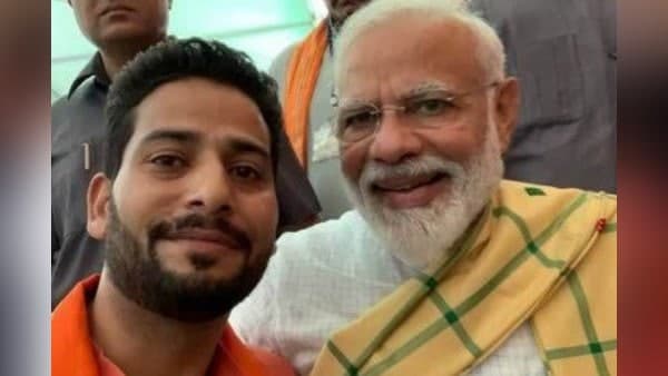 एजाज हुसैन ने कश्मीर घाटी में लहराया पहला भगवा