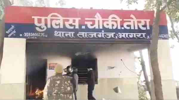 Police chowki fired by angry mob and policemen beaten Police chowki fired by angry mob and policemen beaten
