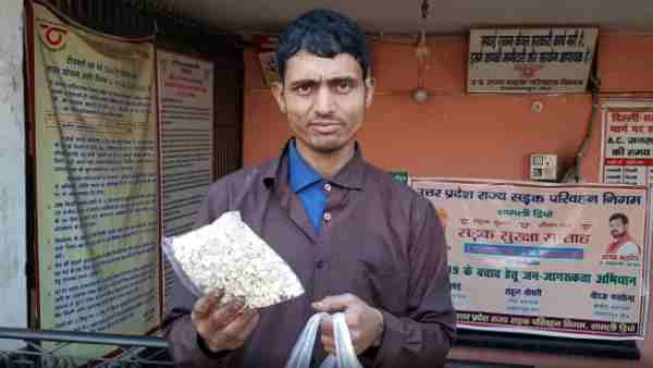 Popcorn seller asks for help from SDM Kairana for his wedding Popcorn seller asks for help from SDM Kairana for his wedding