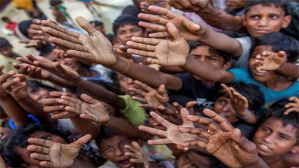 2012 में म्यांमार में बढ़ते अपराध के लिए भगाए गए रोहिंग्या मुस्लिम