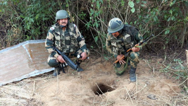 मोबाइल फोन से बीएसएफ ने जमीन के अंदर एक सुरंग को खोज निकाला