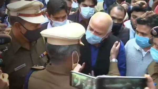 VIDEO: सीएम के घर के बाहर धरने पर बैठे सिसोदिया, बोले- केजरीवाल को किया गया हाउस अरेस्ट VIDEO: सीएम के घर के बाहर धरने पर बैठे सिसोदिया, बोले- केजरीवाल को किया गया हाउस अरेस्ट