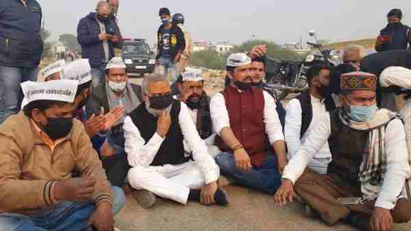 Police forcibly stop AAP MLA Somnath Bharti to inspect a school Police forcibly stop AAP MLA Somnath Bharti to inspect a school