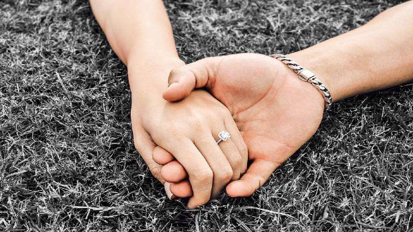अर्थी के 7 फेरे लेकर पति के पैरों में पत्नी ने त्यागें प्राण