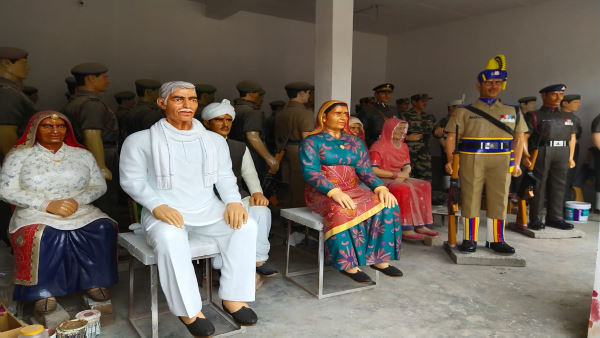 पूरा परिवार लगा शहीद प्रतिमाएं बनाने में