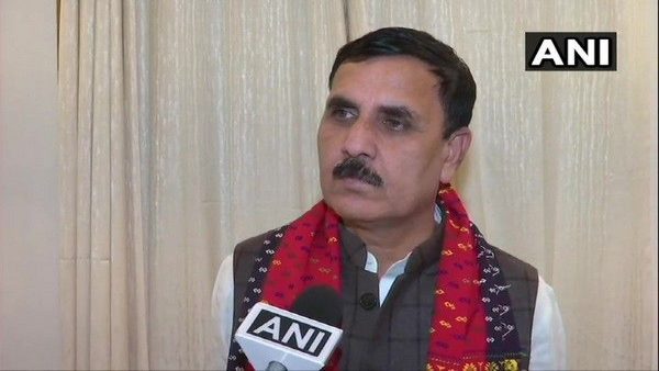बिप्लब हटाओ, बीजेपी बचाओ का नारा त्रिपुरा गेस्ट हाउस पर लगाया गया