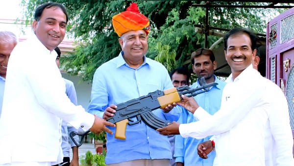 कौन बनवा रहा है शहीदों की प्रतिमाएं