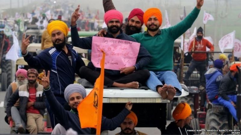 कृषि क़ानून: मोदी सरकार किसानों के आगे झुक गई या नया दाँव मास्टर स्ट्रोक है? कृषि क़ानून: मोदी सरकार किसानों के आगे झुक गई या नया दाँव मास्टर स्ट्रोक है?