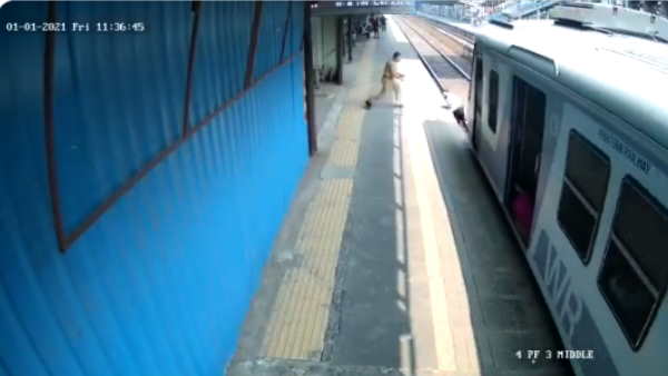 Maharashtra Mumbai Police constable helped man who got stuck Dahisar railway track video Maharashtra Mumbai Police constable helped man who got stuck Dahisar railway track video