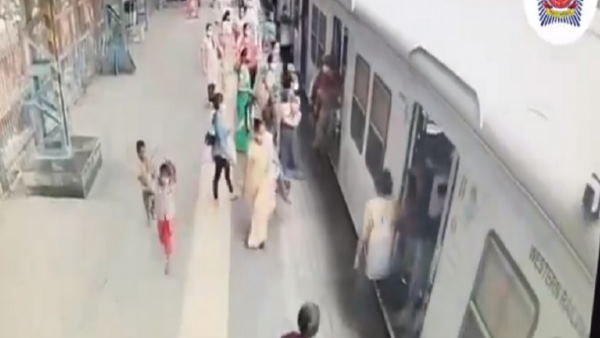 ट्रेन से गिरे यात्री को एकदम खींचा
