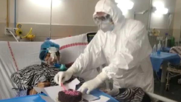 patna aiims covid 19 woman patient celeberate wedding anniversary with her husband patna aiims covid 19 woman patient celeberate wedding anniversary with her husband