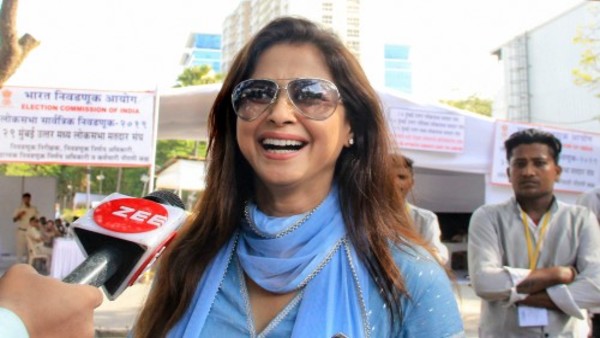 उर्मिला ने कांग्रेस पार्टी के 20 लाख दिए दान तो उठे सवाल उर्मिला ने कांग्रेस पार्टी के 20 लाख दिए दान तो उठे सवाल