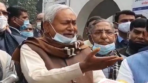 नीतीश की ढीली गेंद
