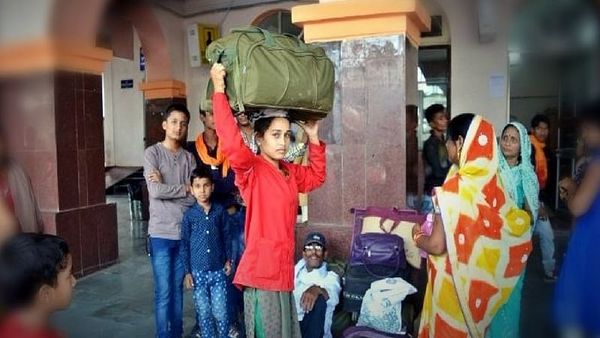 मिलिए रियल ‘कुली नम्बर वन’ से जिनका बिल्ला नंबर है 36 मिलिए रियल ‘कुली नम्बर वन’ से जिनका बिल्ला नंबर है 36