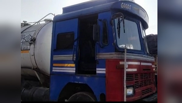road accident in gujarat, mother and father lost lives with a child road accident in gujarat, mother and father lost lives with a child