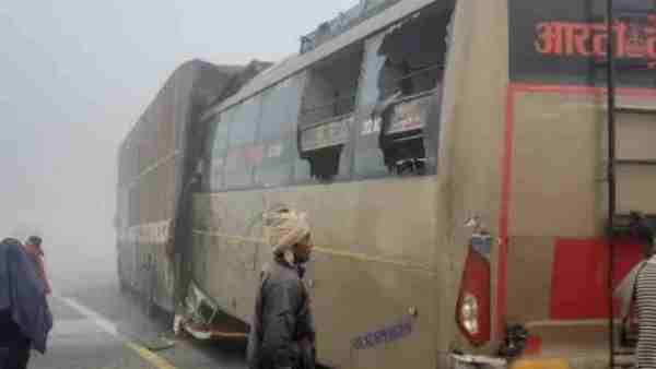 Four people died in the road accident on the Lucknow-Agra Expressway Four people died in the road accident on the Lucknow-Agra Expressway
